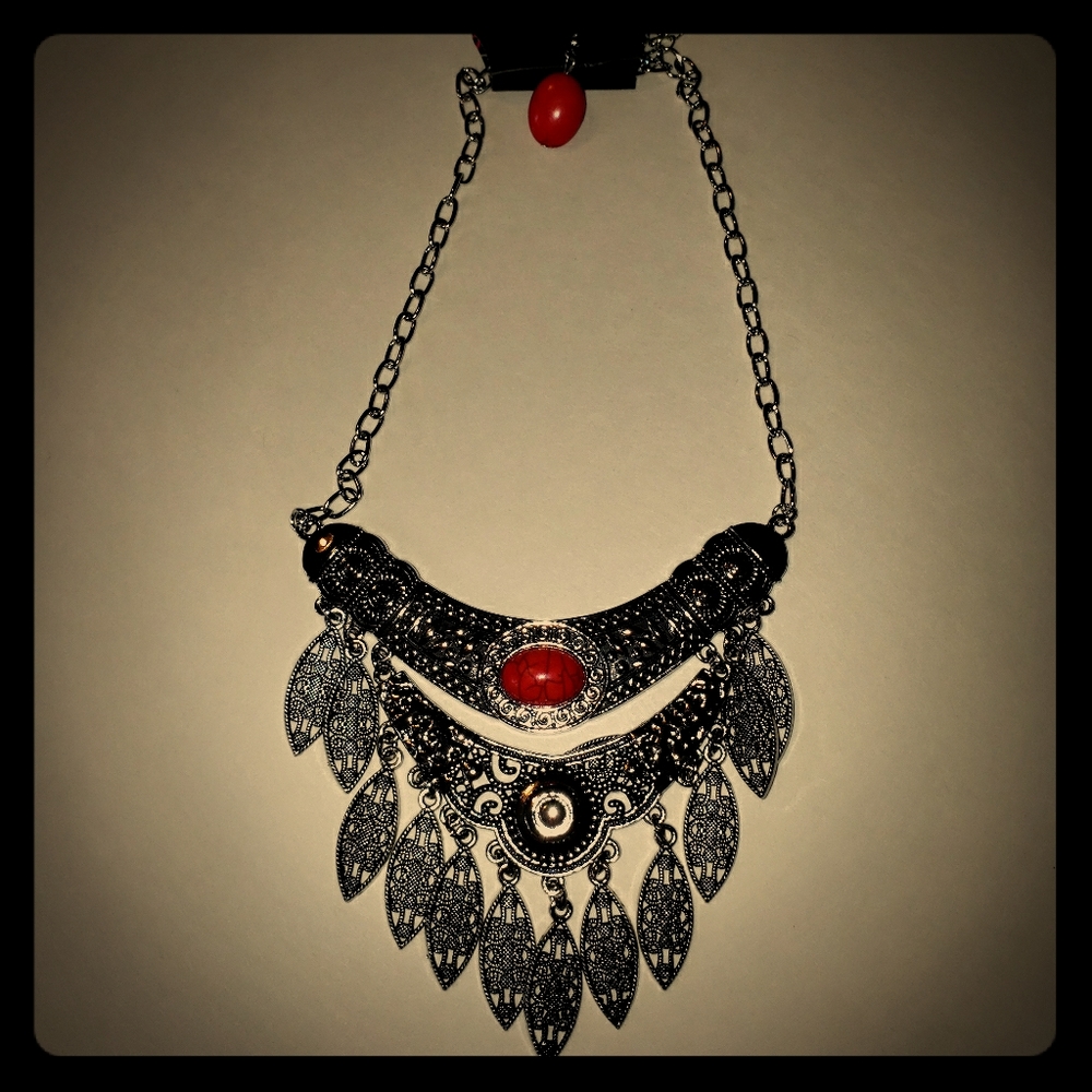 🍍 3 for $10!! 🍍 Silver/Red statement necklace
